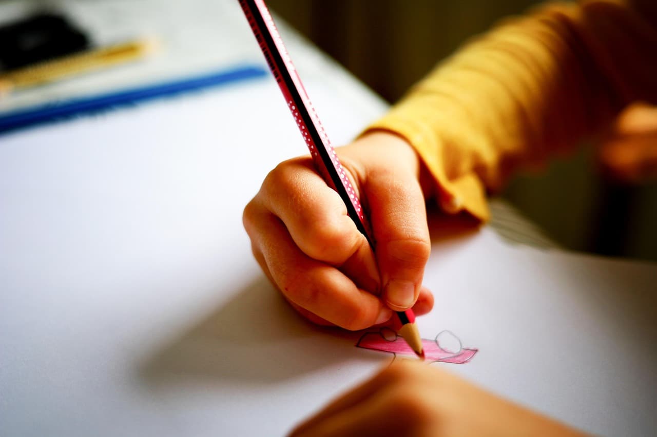 Lärare undervisar liten elevgrupp nytt stöd i skolan