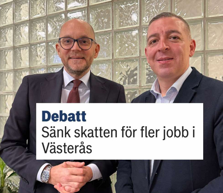 Roger Haddad (L) och Johan Britz (L) talar om regeringens skattesänkning i Västerås, som ska ge fler jobb och stärka ekonomin.