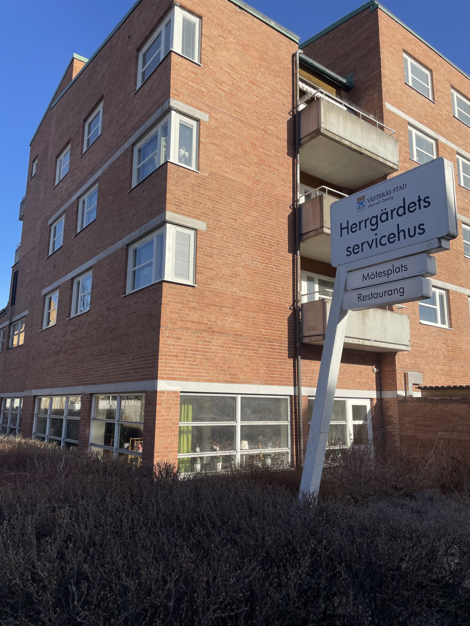 Herrgärdets servicehus i Västerås, ett servicehus för äldre med restaurang och personal