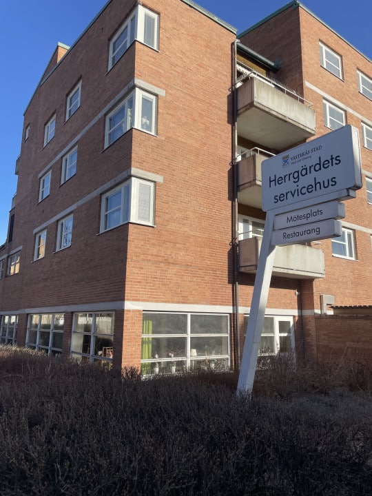 Herrgärdets servicehus i Västerås, ett servicehus för äldre med restaurang och personal