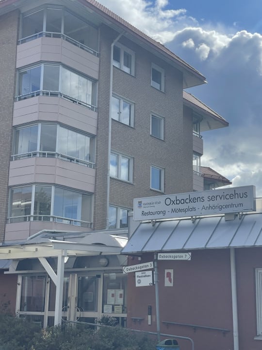 Oxbackens servicehus i Västerås, ett servicehus för äldre med restaurang och personal